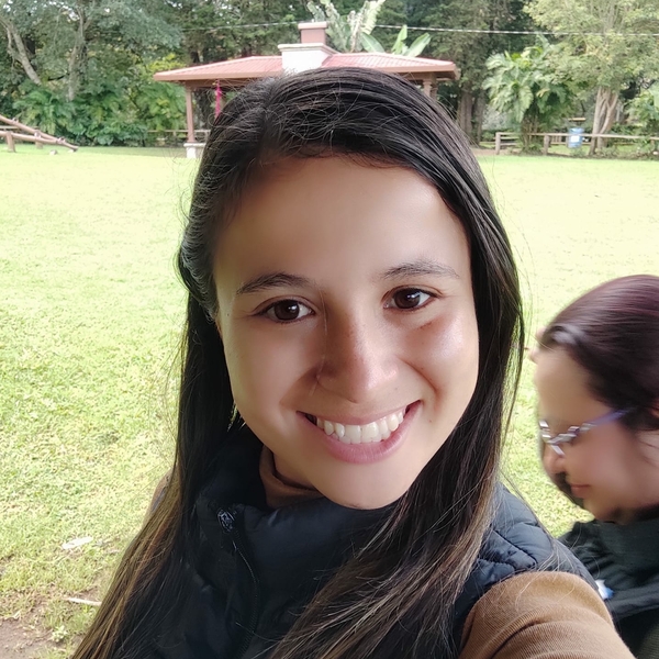 Cinthya - Profesor de lenguaje y comunicación - Guácima