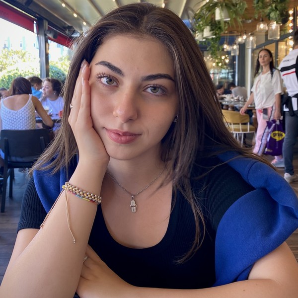 Selin - Fransızca konuşma öğretmeni - 