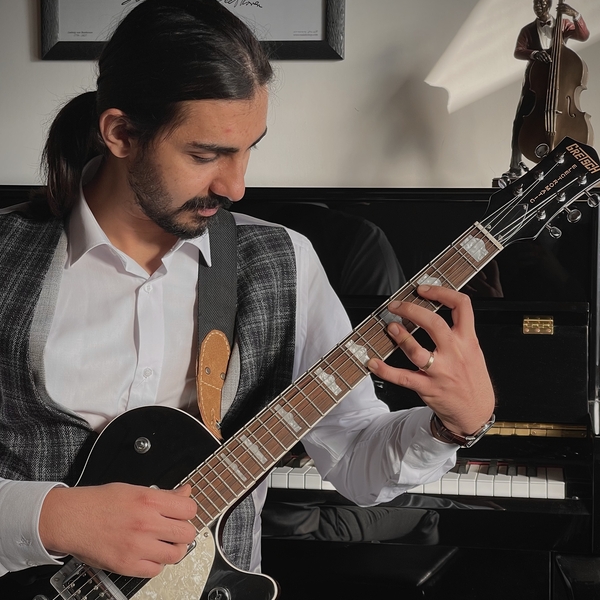 Edris - Guitar tutor - Fallon