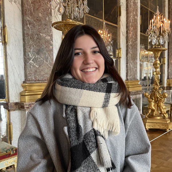 Charlotte - Prof d'histoire - Parmain