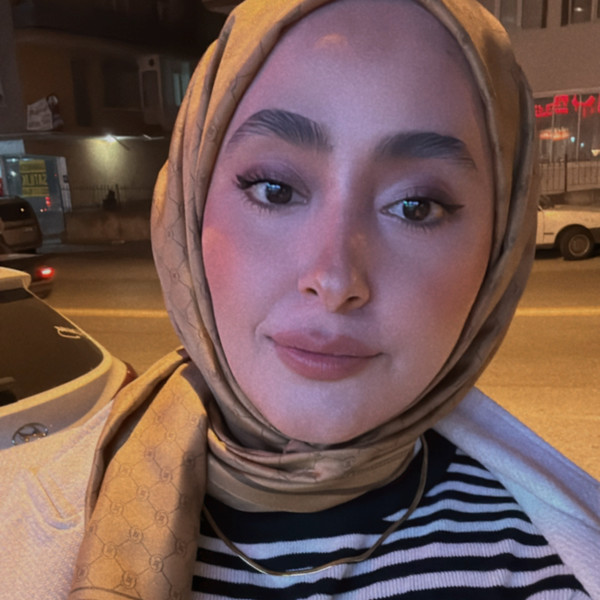 Kübra Betül - Tarih öğretmeni - 