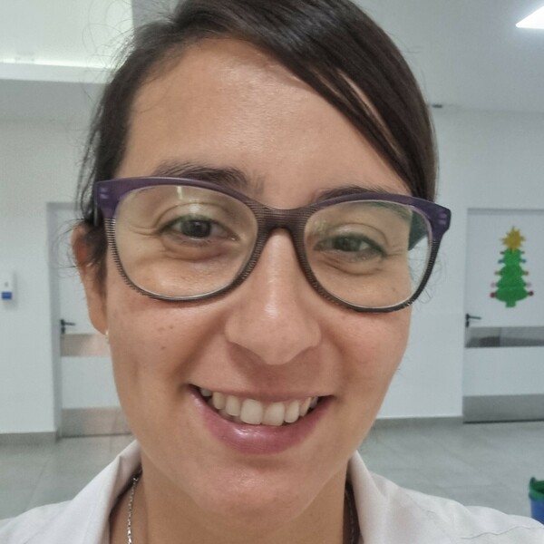Laura - profesor de biología - Yala