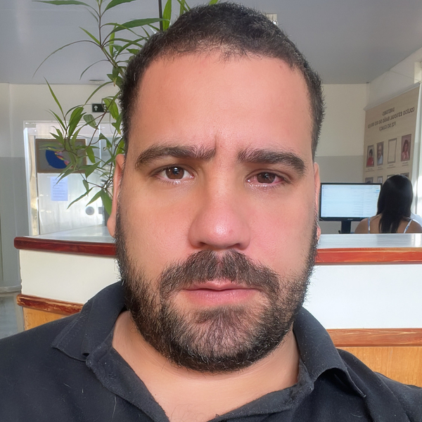 Eduardo - Professor de química - Centro