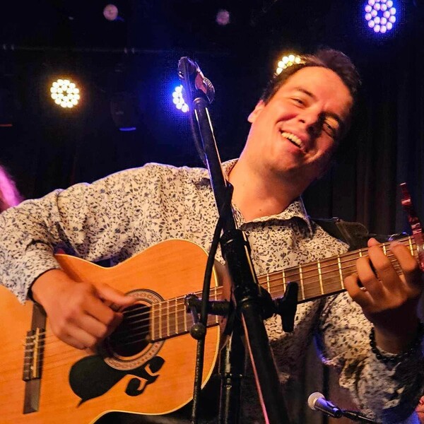 Oscar - Profe de guitarra - Poás