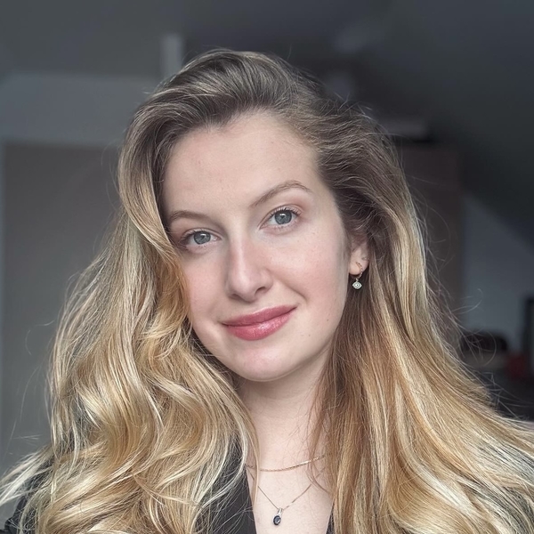 Laura - Prof de droit - Paris