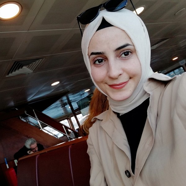Esra - Tarih öğretmeni - 