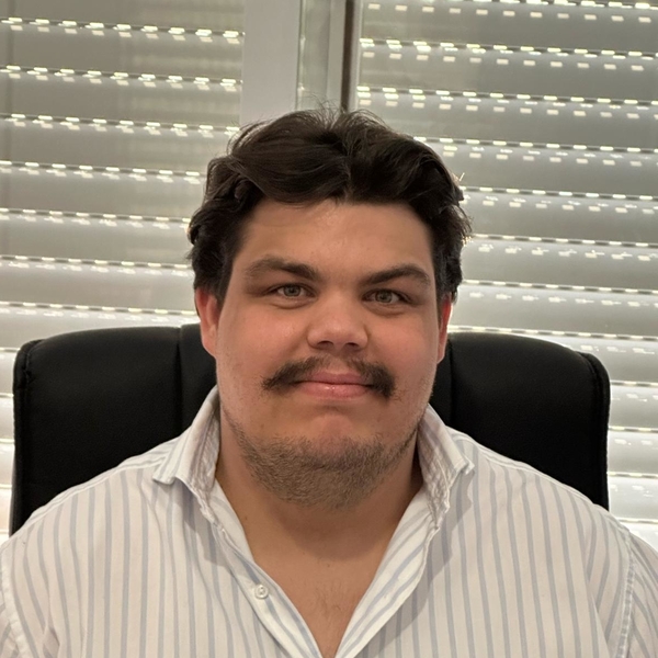 João - Prof de matemática - Almada