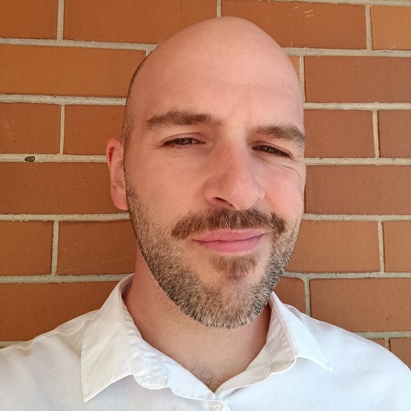 Théo - Prof de réseaux informatiques - Paris