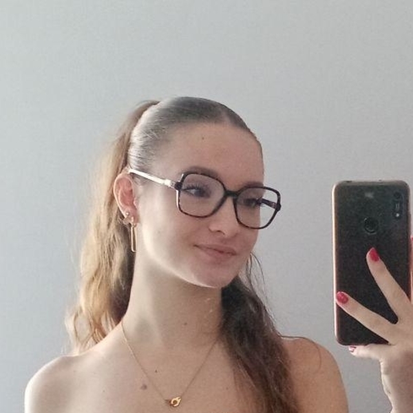 Emma - Prof de français - Vert-le-Petit