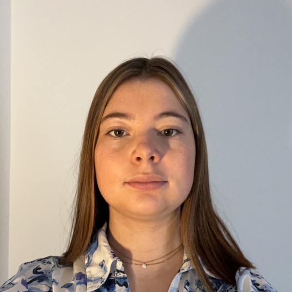 Romane - Prof d'aide aux devoirs - L'Hermitage