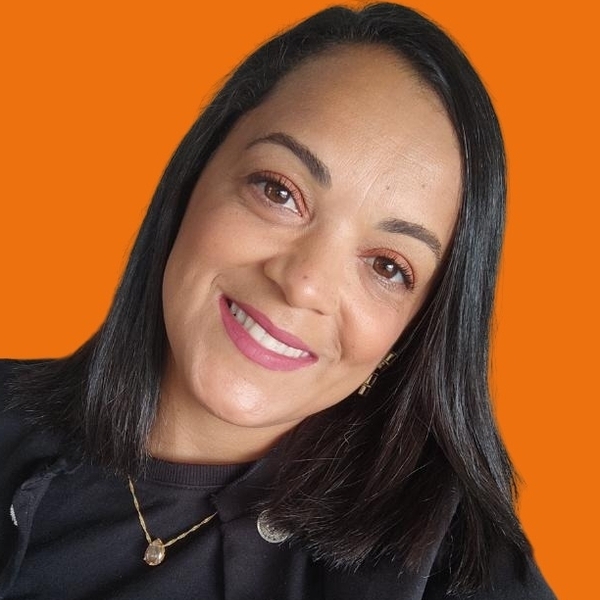 Mirelle - Professor de marketing - Cajá