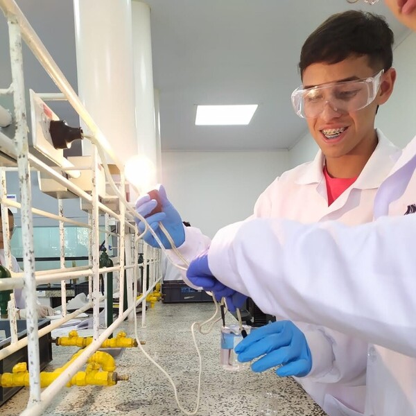 Carlos Fernando - profesor de química - 