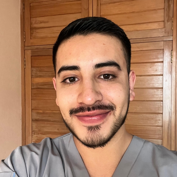 Alejandro - profesor de anatomía - 
