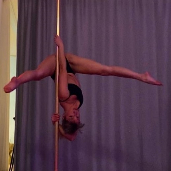 Ece - Lehrkraft für Poledance - Berlin