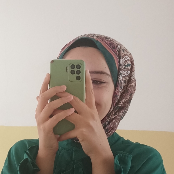 Emine - Tarih öğretmeni - 