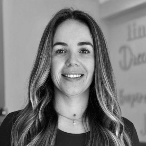 Camila - Prof de gestão e administrção de empresas - Osório