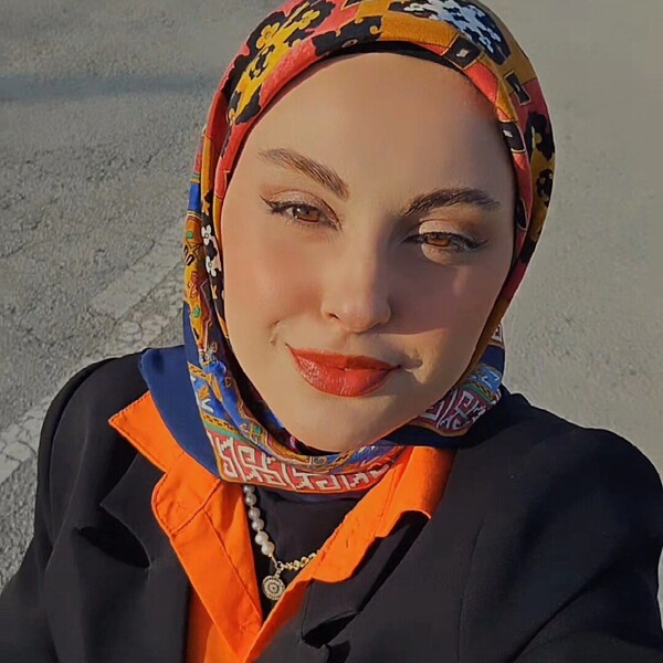 Elif - Türkçe öğretmeni - 