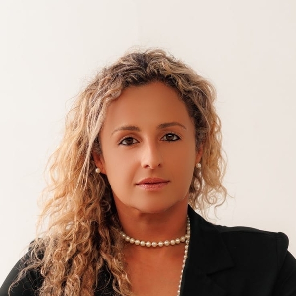 Tainá - Professor de surfe - Ubatuba (São Paulo)
