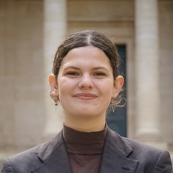 Léa - Prof de droit - Paris