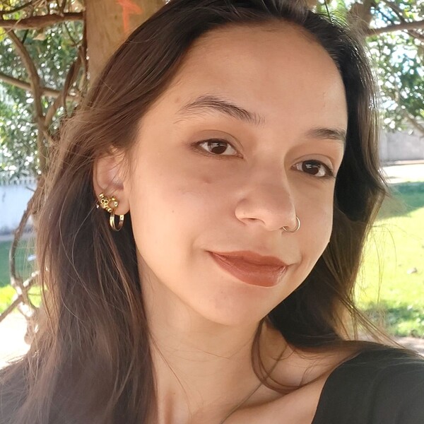Júlia - Prof de inglês - Valparaíso de Goiás