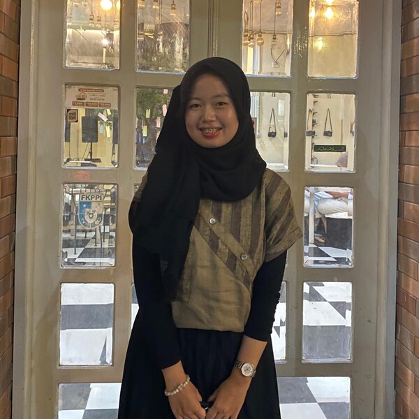 Bunga - Guru bahasa inggris - Palembang
