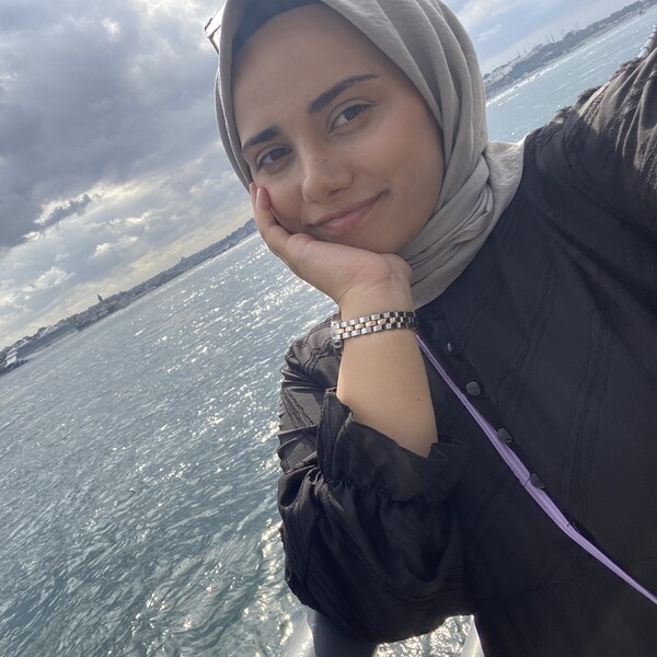 Zeynep - Türkçe öğretmeni - 