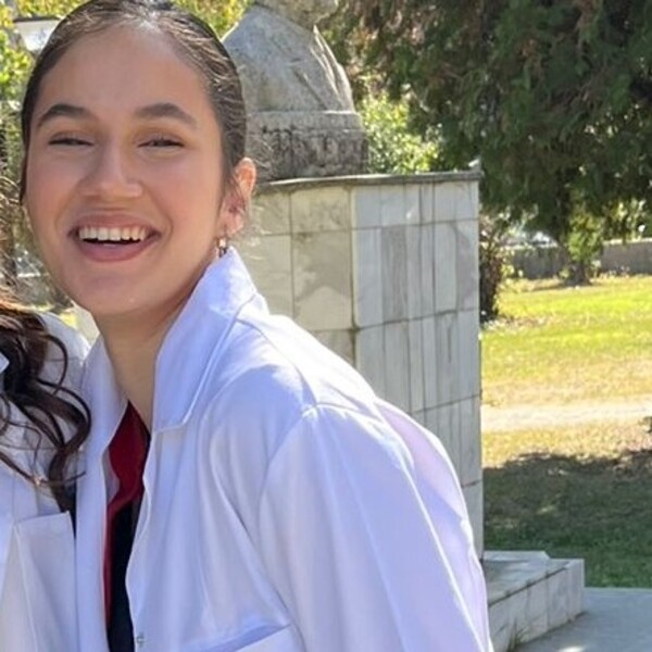 Yasmine - Profesor de chimie organică - București