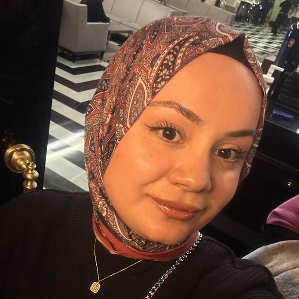 Özlem - Türkçe öğretmeni - İstanbul