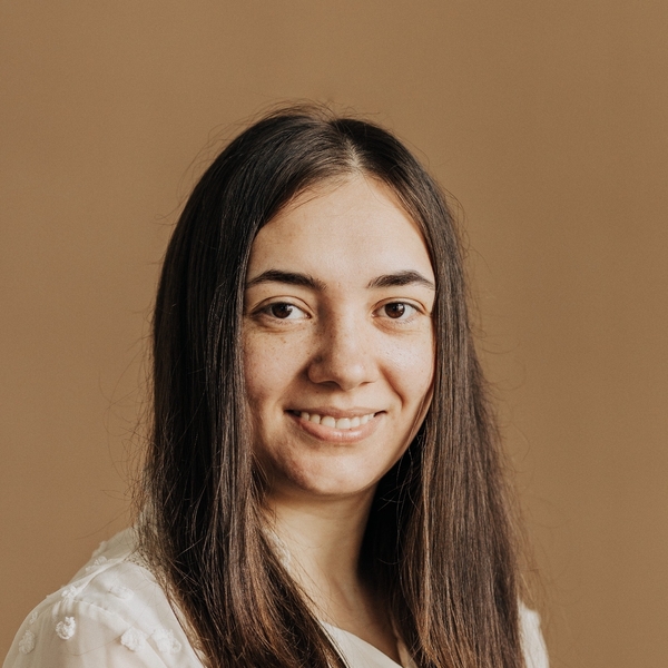 Naomi - Profesor de Engleză - Bistrița