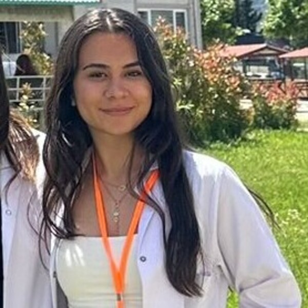 Yasemin - Biyoloji öğretmeni - 