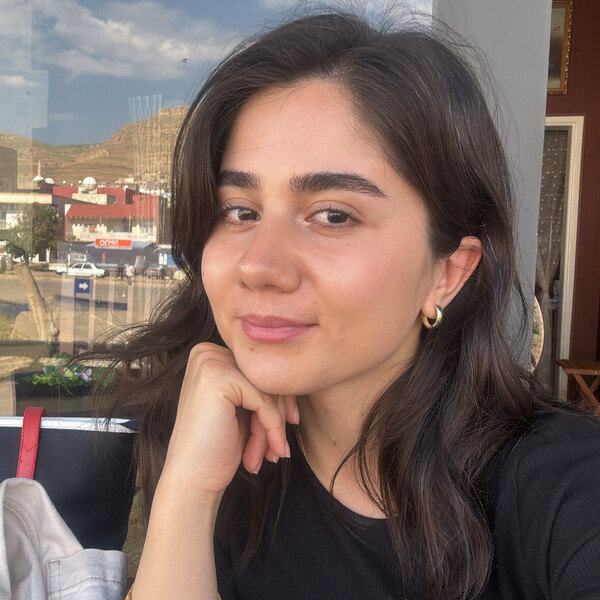 Tuğçe - Türkçe öğretmeni - 