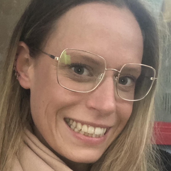 Hollie-Popcorn - Sign language tutor - 
