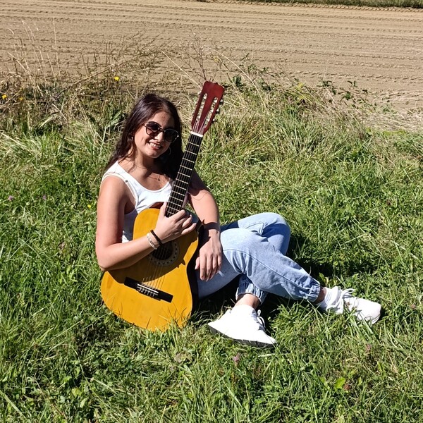 Riyam - Guitar tutor - Sliema