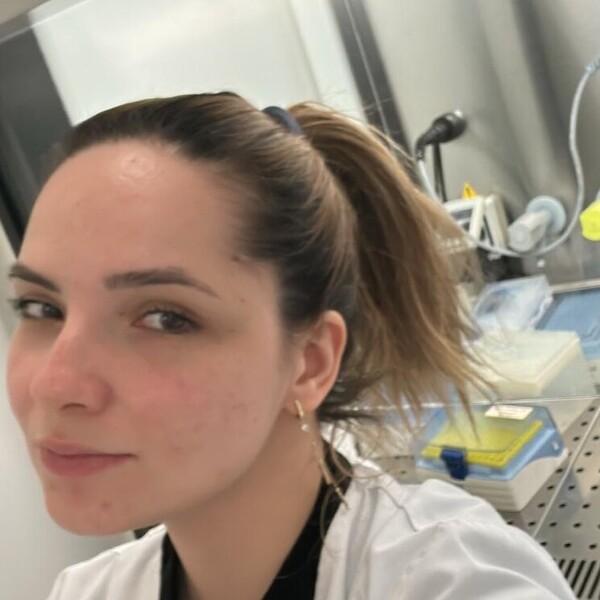 Erika Maria - Profesor de biologie - București
