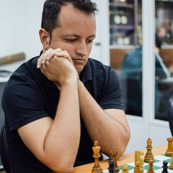Leandro : Professor de Xadrez básico, intermediário e avançado. Aulas  presenciais e online, práticas e teóricas.