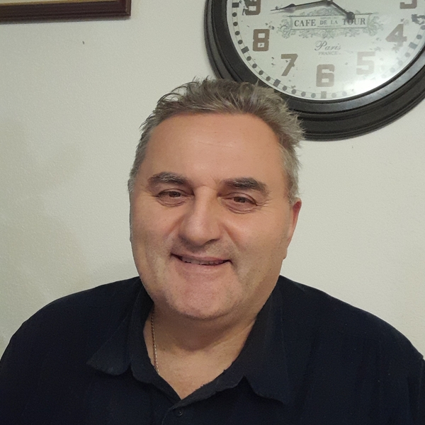 Mika - nastavnik hemije - Мол