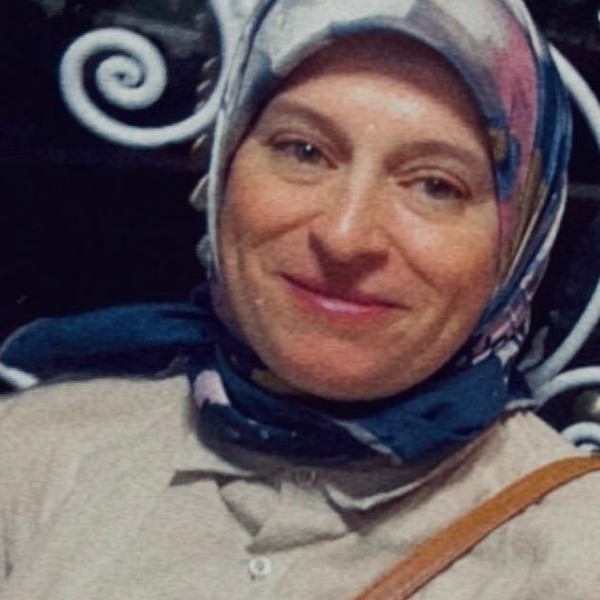 Amina - Prof de stratégie d'entreprise - Saint-Étienne-sur-Suippe