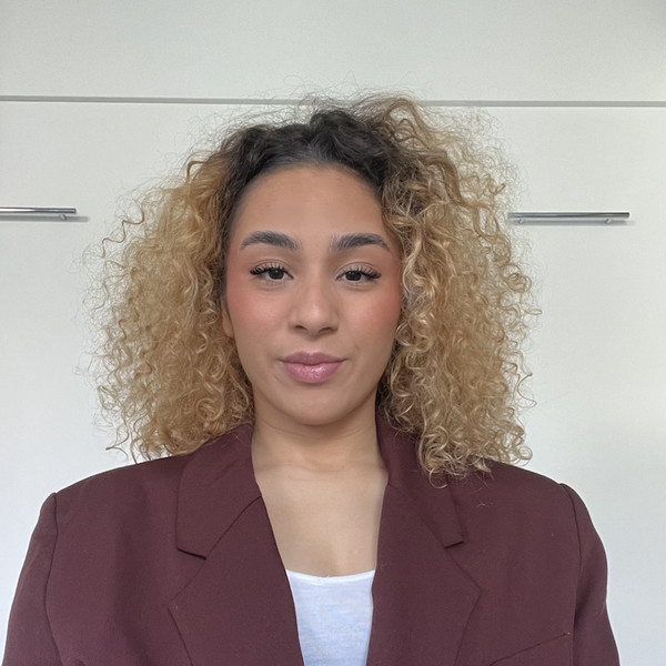 Shayna - Prof de français - Villeneuve-Loubet