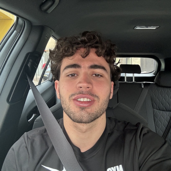 Enzo - Professor de inglês -