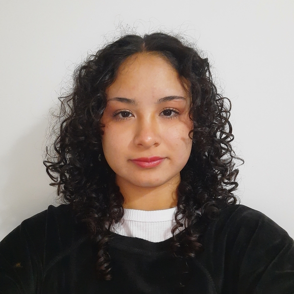 Juliana Aluhe - prof de Inglés - 