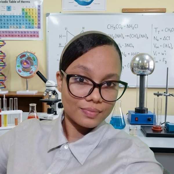 Ilais Nicole - profesor de biología - Pantoja