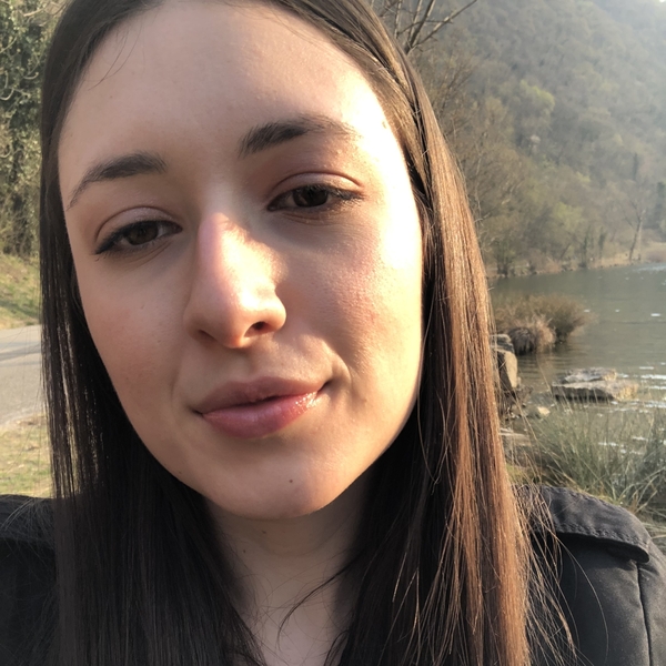 Amanda - Insegnante di aiuto compiti - Erba