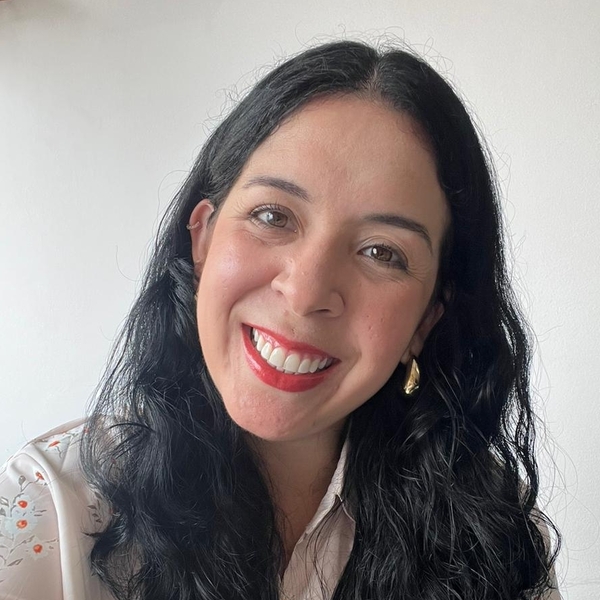 Laura - Prof de gestão e administrção de empresas - Osasco