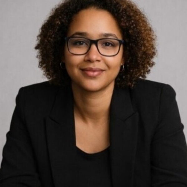 Tina - Professor de marketing - Nova Iguaçu