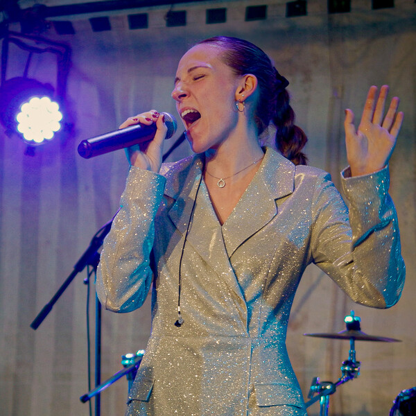 Ornella - Prof de chant - Le Mont-Saint-Adrien