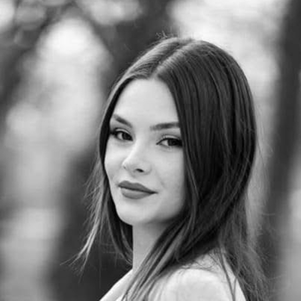 Andrea - Profesor de biologie - București