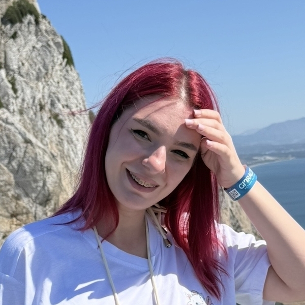 Laura - Profesor de biologie - București