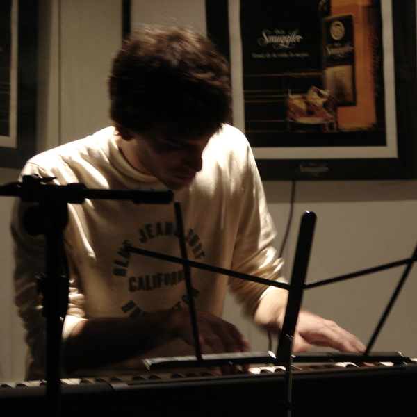 Juan Manuel - Clases de Piano !!! a interpretar, improvisar y componer música desde cero.