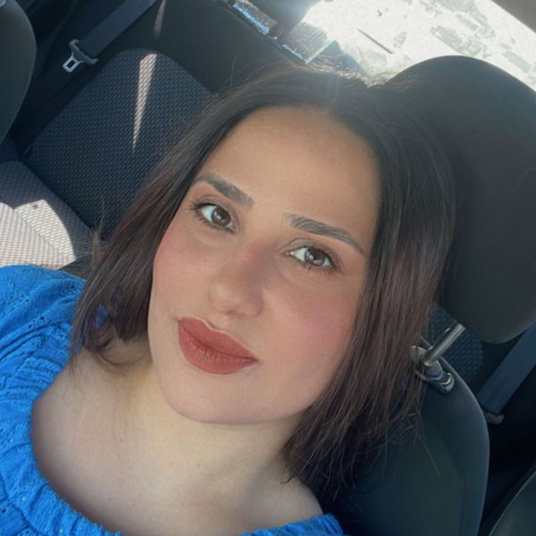 Ayşe - Türkçe öğretmeni - 