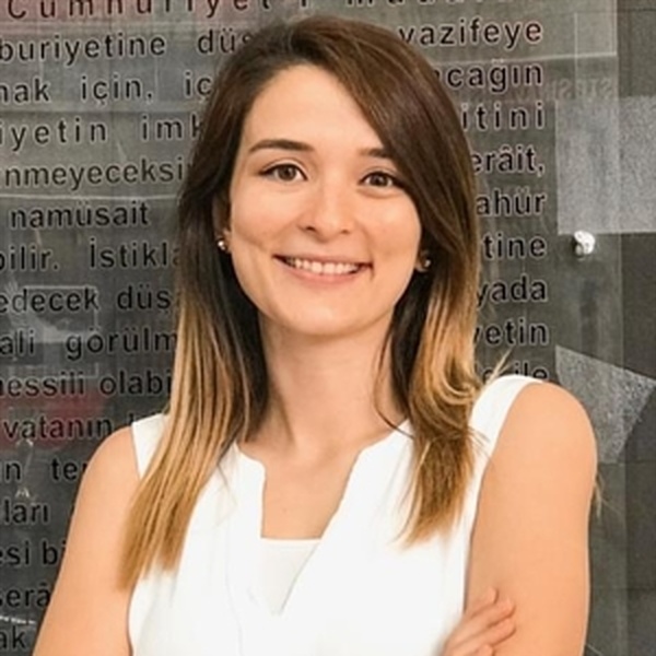 Emel - Dilbilgisi öğretmeni - 